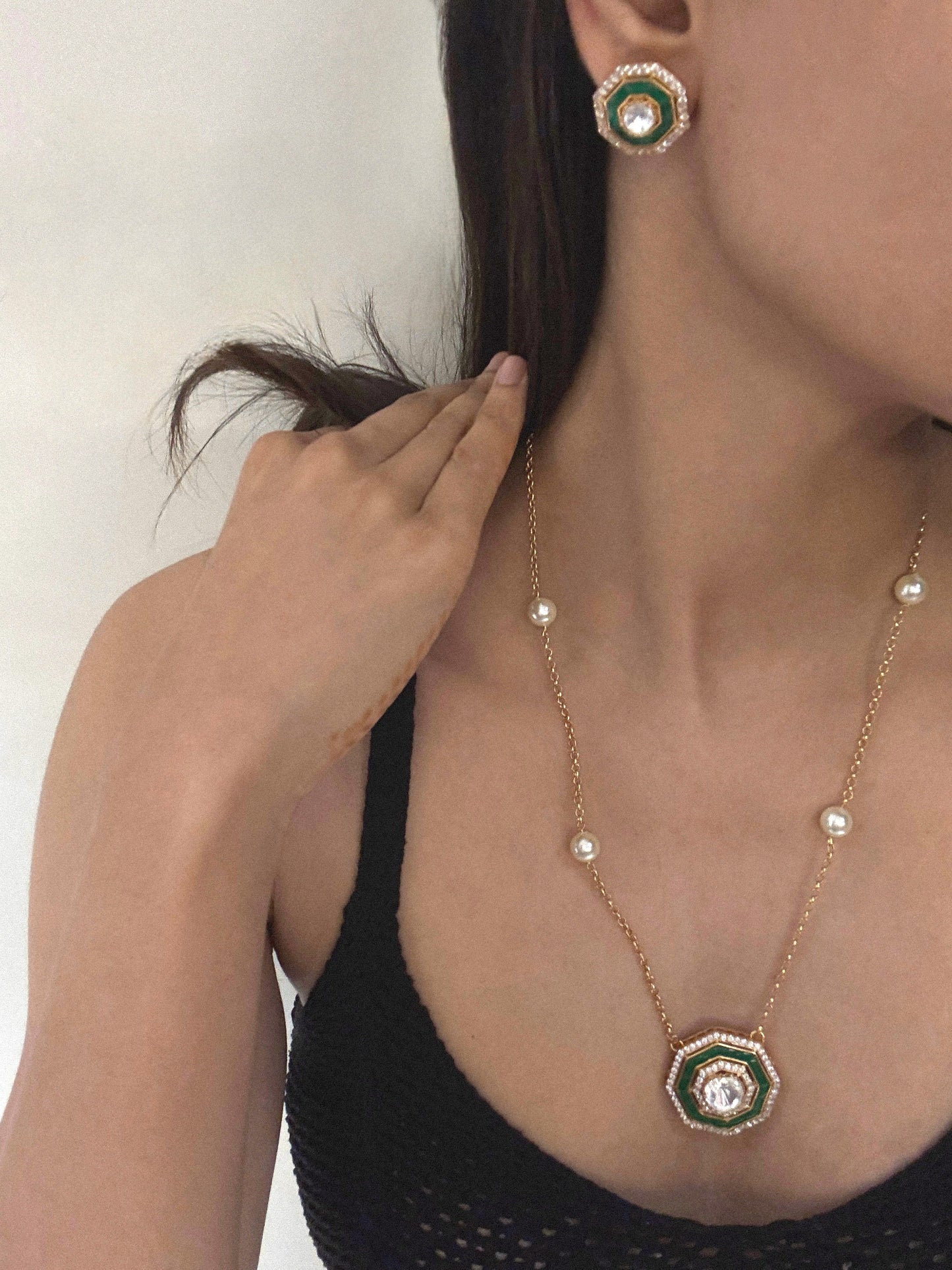 Advika Pendant Set