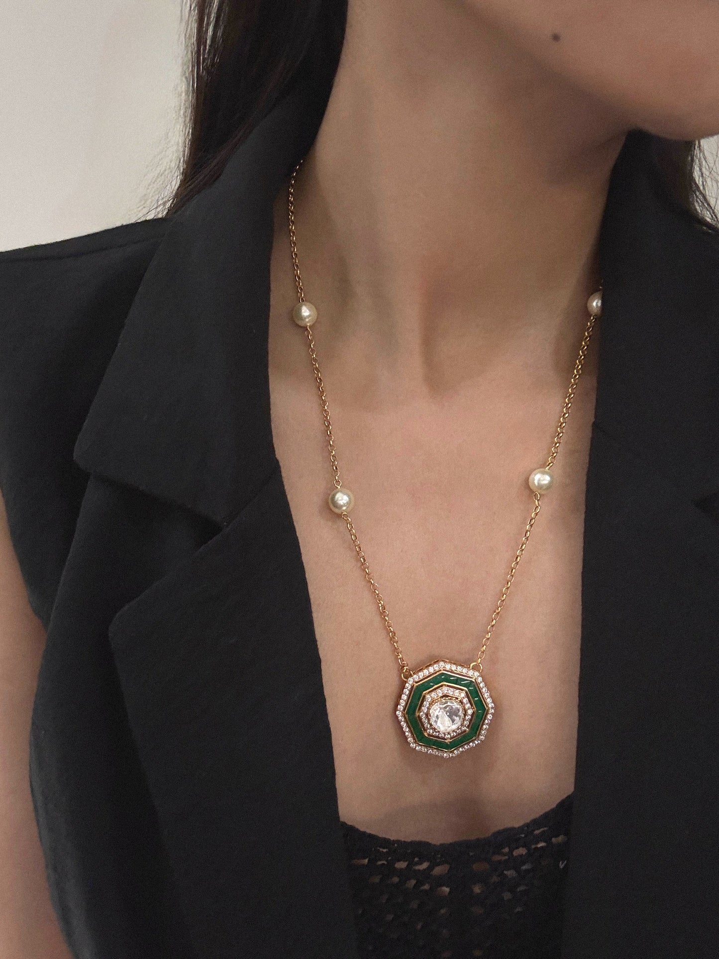 Advika Pendant Set