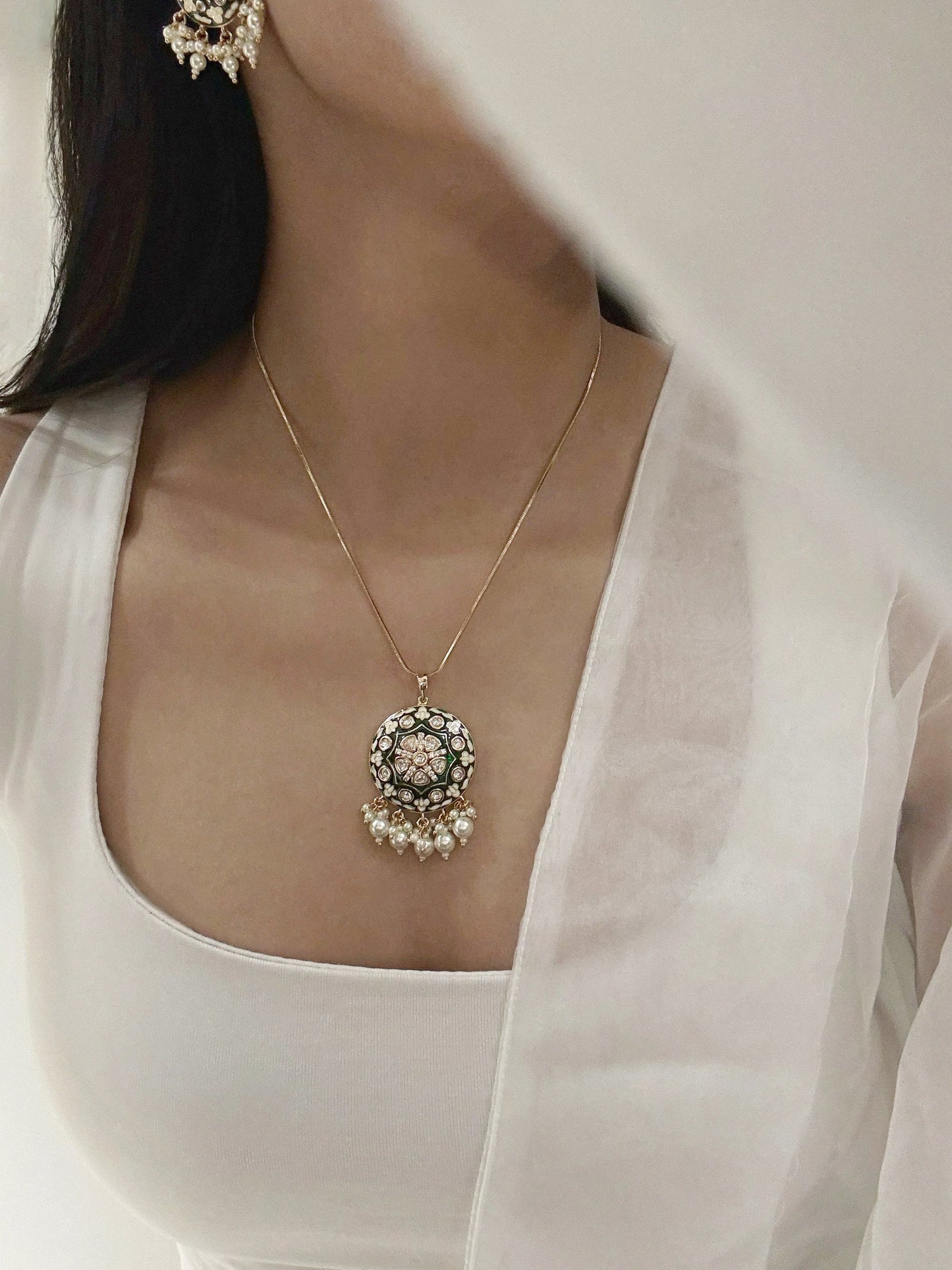 Nishka Kundan Pendant Set